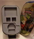 Innlegg til Pokemon tinnboks -TCG tilbehør - Grå thumbnail
